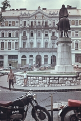 Magyarország, Pécs, Széchenyi tér, Hunyadi János szobra, szemben a Megyeháza., 1966, Erky-Nagy Tibor, színes, motorkerékpár, magyar gyártmány, szobor, utcakép, Csepel-márka, kézikocsi, lovas szobor, Csepel Pannonia TL 250, Csepel Pannonia T1, Hunyadi János-ábrázolás, Fortepan #76643