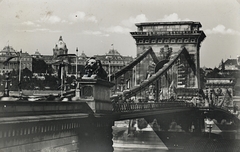 Magyarország, Budapest V.,Budapest I., a Széchenyi Lánchíd és a Királyi Palota (később Budavári Palota) Pestről nézve., 1935, Erky-Nagy Tibor, zászló, címer, palota, Duna, kőoroszlán, Budapest, nemzeti jelkép, függőhíd, William Tierney Clark-terv, Fortepan #76662