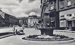 Magyarország, Pécs, Széchenyi tér, Zsolnay-kút., 1940, Erky-Nagy Tibor, napernyő, villamos, üzletportál, virágárus, lovaskocsi, templom, kupola, utcakép, Fortepan #76675