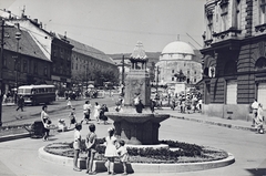 Magyarország, Pécs, Széchenyi tér, Zsolnay-kút., 1964, Erky-Nagy Tibor, autóbusz, magyar gyártmány, utcakép, életkép, Ikarus-márka, nyár, Ikarus 620/630, mecset, Ikarus 30, lovas szobor, díszkút, légó sziréna, Hunyadi János-ábrázolás, Fortepan #76678