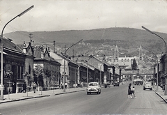 Magyarország, Pécs, Szabadság utca a Székesegyház felé nézve., 1964, Erky-Nagy Tibor, autóbusz, szekér, teherautó, utcakép, életkép, hirdetőoszlop, Bazilika, lámpaoszlop, katolikus, neon lámpa, neoromán építészet, székesegyház, FSO Warszawa, Fortepan #76679