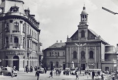 Magyarország, Pécs, Széchenyi tér, Irgalmasok temploma, előtte a Zsolnay-kút., 1968, Erky-Nagy Tibor, templom, csehszlovák gyártmány, német gyártmány, Skoda-márka, Wartburg-márka, buszmegálló, gyógyszertár, lámpaoszlop, automobil, Fortepan #76680