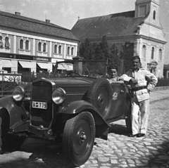 Magyarország, Baja, Tóth Kálmán (Gróf Zichy Bódog) tér, háttérben a Szent Péter és Pál apostolok templom., 1939, Erky-Nagy Tibor, Fiat-márka, olasz gyártmány, automobil, rendszám, Fiat 508 Balilla, Fortepan #76686