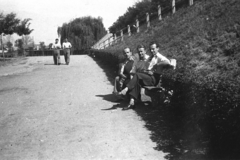 Magyarország, Baja, lépcső a Halászpartra., 1952, Erky-Nagy Tibor, ül, pad, férfiak, lépcső, hárman, Fortepan #76690