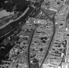 Magyarország, Baja, légifotó, előtérben az Attila utca és a Szabadság út, fent a Szentháromság (Béke) tér. Balra a Sugovica (Kamarás-Duna)., 1974, Erky-Nagy Tibor, légi felvétel, Fortepan #76713