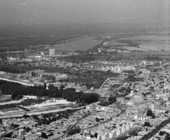 Magyarország, Baja, légifotó, előtérben középen az Attila utca és a Szabadság út, feljebb a Szentháromság (Béke) tér. Háttérben a Türr István híd a Dunán., 1974, Erky-Nagy Tibor, légi felvétel, Fortepan #76715