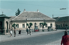 Magyarország, Baja, Tóth Kálmán tér, szemben a paplak az 1840-es tűzvészre emlékező felirattal, jobbra a Táncsics Mihály utca torkolata., 1964, Erky-Nagy Tibor, színes, könyvárus, Fortepan #76724