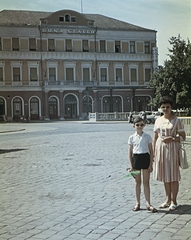 Magyarország, Baja, Szentháromság (Béke) tér, szemben a Duna Hotel., 1968, Erky-Nagy Tibor, színes, utcakép, szálloda, napszemüveg, kockakő, retikül, repülőgépmodell, szandál, Fortepan #76728