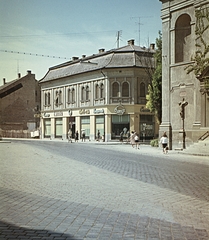 Magyarország, Baja, Tóth Kálmán tér, jobbra a Szent Péter és Pál apostolok templom., 1968, Erky-Nagy Tibor, templom, színes, feszület, Fortepan #76729