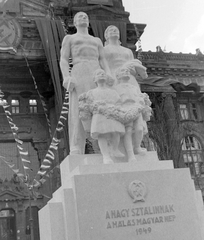 Hungary, Budapest V., Szabadság tér, a "Hála szobra" Kisfaludi Strobl Zsigmond márványból készült (1949) alkotásának gipszmásolata. A másolat április 4-e alkalmával került felállításra.
, 1950, Magyar Rendőr, sculpture, Budapest, national emblem, Rákosi crest, Fortepan #7680