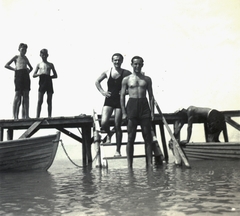 Magyarország,Balaton, 1939, Klenner Aladár, szabadidő, csoportkép, férfiak, fürdőzés, nyár, csónak, stég, fiúk, Fortepan #76802