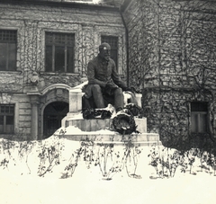 Szlovákia, Komárom, Jókai Mór szobra (Berecz Gyula, 1937.) a Duna Menti Múzeum (Kultúrpalota) előtt., 1939, Klenner Aladár, tél, hó, szobor, koszorú, repkény, Jókai Mór-ábrázolás, Berecz Gyula-terv, Fortepan #76814