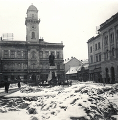 Szlovákia, Komárom, Klapka György tér, a Városháza előtt Klapka György szobra., 1940, Klenner Aladár, tél, hó, neoreneszánsz, középület, Klapka György-ábrázolás, Róna József-terv, Gerstenberger Ágost-terv, Arvé Károly-terv, Fortepan #76815