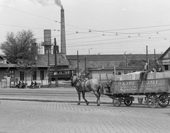 Hungary, Budapest IX., Soroksári út, lovaskocsi mögött a villamosvasút és a HÉV forgalmi-műszaki telepei, a Vágóhíd kocsiszín., 1950, Magyar Rendőr, ad, horse, Horse-drawn carriage, genre painting, coach, chimney, Budapest, Fortepan #7682