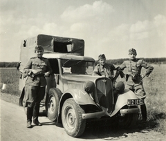 1940, Klenner Aladár, Polski Fiat-márka, lengyel gyártmány, licenc, automobil, rendszám, Polski Fiat 508, pótkerék, magyar katona, csípőre tett kéz, Fortepan #76847