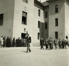 Szlovákia, Érsekújvár, Pázmány Péter Gimnázium (később Gymnázium Nové Zámky)., 1941, Klenner Aladár, felvonulás, Fortepan #76861