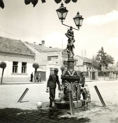 Szlovákia, Érsekújvár, Milan Rastislav Štefánik (ekkor Széchenyi) utca, artézi kút az 58. számú épület előtt., 1941, Klenner Aladár, kút, Fortepan #76865