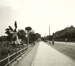 Magyarország,Balaton, Keszthely, Fő (Andrássy) tér a Kossuth Lajos utca felé nézve, balra Festetics György szobra., 1941, Klenner Aladár, Fortepan #76884