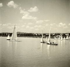 Magyarország, Balatonfüred, a parton jobbra a Yacht Club két épülete., 1941, Klenner Aladár, vitorláshajó, Fortepan #76895