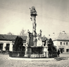 Szlovákia, Érsekújvár, Kossuth Lajos tér (Fő tér, Hlavné námestie), Szentháromság-szobor., 1941, Klenner Aladár, tér, kockakő, szentháromság szobor, Fortepan #76904