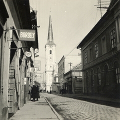 Szlovákia, Érsekújvár, Iskola utca (Björnsonova ulica) a katolikus templom felé nézve., 1941, Klenner Aladár, utcakép, kockakő, katolikus, Fortepan #76905