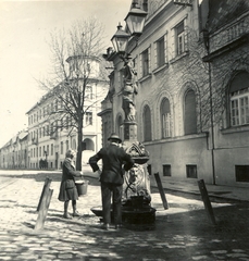 Szlovákia, Érsekújvár, Milan Rastislav Štefánik (ekkor Széchenyi) utca, artézi kút az 58. számú épület előtt., 1941, Klenner Aladár, kút, vödör, Fortepan #76909