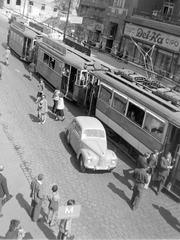 Magyarország, Budapest II., Margit körút (Mártírok útja), az Országúti ferences templom előtti villamosmegálló., 1950, Magyar Rendőr, cégtábla, csehszlovák gyártmány, Skoda-márka, villamos, villamosmegálló, automobil, Skoda 1101/1102 Tudor, Del-Ka Cipő Kereskedelmi Rt, Budapest, Fortepan #7692