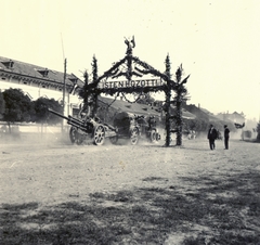 Románia,Erdély, Nagykároly, Fényi utca (Strada Uzinei), Boforc löveg a magyar csapatok bevonulása idején., 1940, Klenner Aladár, területgyarapodás, löveg, vontató, Pavesi P4, diadalkapu, Fortepan #76920