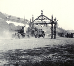 Románia,Erdély, Nagykároly, Fényi utca (Strada Uzinei), gépágyú a magyar csapatok bevonulása idején., 1940, Klenner Aladár, területgyarapodás, teherautó, löveg, diadalkapu, Fortepan #76921