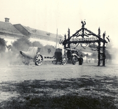 Románia,Erdély, Nagykároly, Fényi utca (Strada Uzinei), 21-es löveg a magyar csapatok bevonulása idején., 1940, Klenner Aladár, területgyarapodás, löveg, vontató, diadalkapu, Fortepan #76922