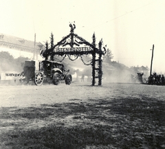 Románia,Erdély, Nagykároly, Fényi utca (Strada Uzinei), Pavesi P4 vontató a magyar csapatok bevonulása idején., 1940, Klenner Aladár, területgyarapodás, vontató, Pavesi P4, diadalkapu, Fortepan #76923