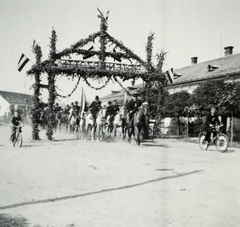 Románia,Erdély, Nagykároly, Fényi utca (Strada Uzinei), a nagykárolyiak fogadó-bizottsága a magyar csapatok bevonulása idején., 1940, Klenner Aladár, kerékpár, területgyarapodás, zászló, lovas, diadalkapu, Fortepan #76924