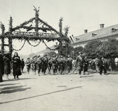 Románia,Erdély, Nagykároly, Fényi utca (Strada Uzinei), a gyalogezred zenekara a magyar csapatok bevonulása idején., 1940, Klenner Aladár, területgyarapodás, zenekar, katonazenekar, diadalkapu, Fortepan #76925