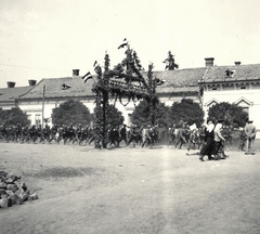 Románia,Erdély, Nagykároly, Fényi utca (Strada Uzinei) a magyar csapatok bevonulása idején., 1940, Klenner Aladár, területgyarapodás, menetoszlop, diadalkapu, Fortepan #76927