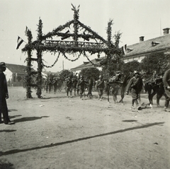 Románia,Erdély, Nagykároly, Fényi utca (Strada Uzinei) a magyar csapatok bevonulása idején., 1940, Klenner Aladár, területgyarapodás, rohamsisak, katona, menetoszlop, diadalkapu, Fortepan #76928