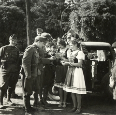 Románia,Erdély, Nagykároly, híradó katonák és helybéli leányok a Károlyi-kastély parkjának bejárata előtt a magyar csapatok bevonulása idején., 1940, Klenner Aladár, népviselet, katona, lány, Bocskai sapka, Fortepan #76929