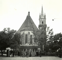 Románia,Erdély, Beszterce, Fő tér (piata Centrala, ekkor Horthy Miklós tér), háttérben az evangélikus templom., 1940, Klenner Aladár, templom, gótika, Petrus Italus-terv, Fortepan #76941