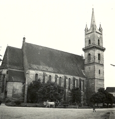 Románia,Erdély, Beszterce, Fő tér (piata Centrala, ekkor Horthy Miklós tér), háttérben az evangélikus templom., 1940, Klenner Aladár, templom, gótika, Petrus Italus-terv, Fortepan #76943