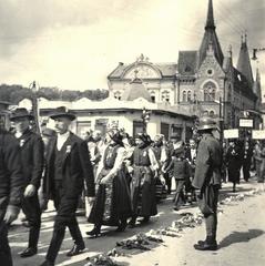 Románia,Erdély, Kolozsvár, Wesselényi Miklós utca (Strada Regele Ferdinand) a Szamos-híd felé nézve. Küldöttség a magyar csapatok bevonulása idején. A felvétel 1940. szeptember 15-én a kormányzói fogadó ünnepségen készült., 1940, Klenner Aladár, területgyarapodás, felvonulás, népviselet, Kalotaszegi népviselet, Fortepan #76949