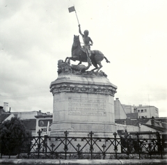 Románia,Erdély, Kolozsvár, Piata Lucian Blaga (ekkor Béke tér), a Kolozsvári-fivérek prágai Sárkányölő Szent György szobrának másolata., 1940, Klenner Aladár, szobor, sárkány ábrázolás, Szent György-ábrázolás, Fortepan #76951