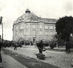 Románia,Erdély, Kolozsvár, Piata Lucian Blaga (ekkor Béke tér), a Kolozsvári Központi Egyetemi Könyvtár épülete., 1940, Klenner Aladár, utcaseprő, talicska, Fortepan #76952