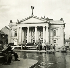 Romania,Transylvania, Oradea, Bémer tér (Piata Regele Ferdinand I), Szigligeti színház., 1940, Klenner Aladár, flag, reading, theater, Fellner and Helmer-design, automobile, pediment, Fortepan #76954