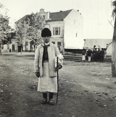 Románia,Erdély, Élesd, Strada Bobâlna, háttérben a Jakabfi-ház (később Polgármesteri Hivatal)., 1940, Klenner Aladár, népviselet, kucsma, bocskor, szőrmesapka, Fortepan #76957