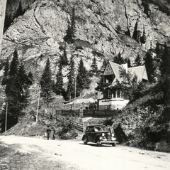 Romania,Transylvania, nyaraló a Békás-szoros bejáratánál., 1940, Klenner Aladár, uniform, men, soldier, hillside, holiday house, automobile, road, Fortepan #76963