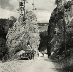 Románia,Erdély, Békás-szoros, 1940, Klenner Aladár, egyenruha, ló, férfiak, katona, szikla, automobil, Fortepan #76964