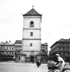 Szlovákia, Kassa, Fő tér (Hlavné namestie), Orbán-torony., 1942, Klenner Aladár, kerékpár, kockakő, torony, harangtorony, Martin Lindtner-terv, Fortepan #76972