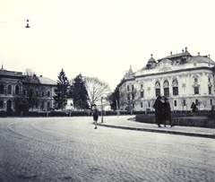 Szlovákia, Rimaszombat, Tompa Mihály tér, jobbra az Új Vármegyeháza, balra a Törvényszék épülete., 1942, Klenner Aladár, szobor, tér, kockakő, középület, Tompa Mihály-ábrázolás, Fortepan #76974