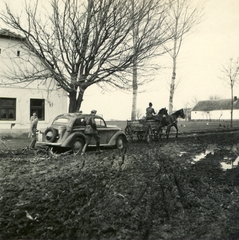 Szerbia, a sárban elakadt Opel Kadett típusú személygépkocsi kimentése a magyar csapatok bevonulása idején., 1941, Klenner Aladár, területgyarapodás, német gyártmány, Opel-márka, szekér, sár, automobil, Opel Kadett, Fortepan #76981