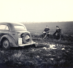 Szerbia, a sárban elakadt Opel Kadett típusú személygépkocsi a magyar csapatok bevonulása idején., 1941, Klenner Aladár, területgyarapodás, német gyártmány, Opel-márka, katona, automobil, Opel Kadett, rendszám, ölbe tett kéz, Fortepan #76982