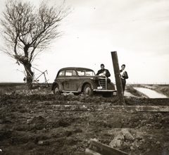 Szerbia, Opel típusú személygépkocsi egy lerombolt harckocsiakadály előtt a magyar csapatok bevonulása idején., 1941, Klenner Aladár, területgyarapodás, német gyártmány, Opel-márka, automobil, Opel Kadett, Fortepan #76983